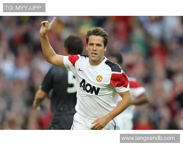 传奇足球明星绰号猎犬的辉煌历程与不屈精神解析 传奇足球明星绰号猎犬的辉煌历程与不屈精神解析