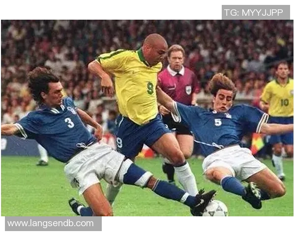 足球13号球衣的传奇故事与那些闪耀的足球明星们 足球13号球衣的传奇故事与那些闪耀的足球明星们