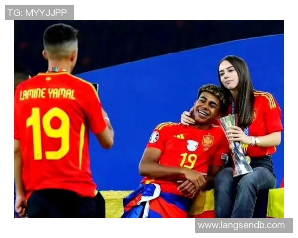 足球明星与妻子携手共度甜蜜时光展现幸福生活的点滴瞬间 足球明星与妻子携手共度甜蜜时光展现幸福生活的点滴瞬间